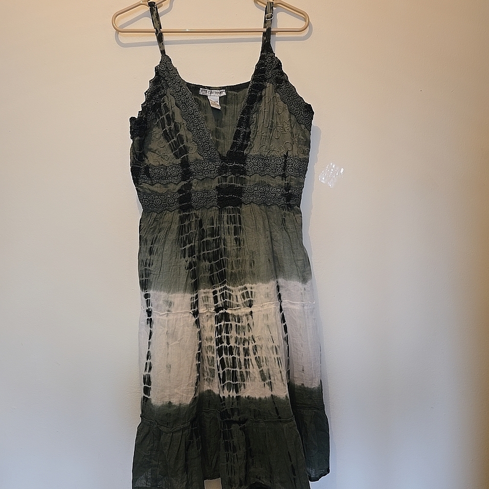 Green and White Sleeveless Dress - Picture 2 of 4
